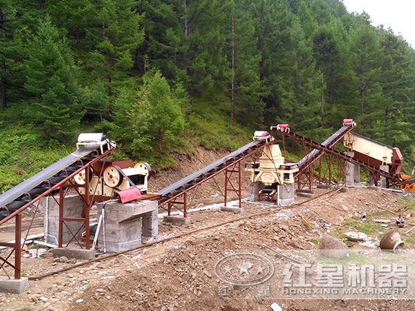 沖擊式破碎機(jī)工作現(xiàn)場