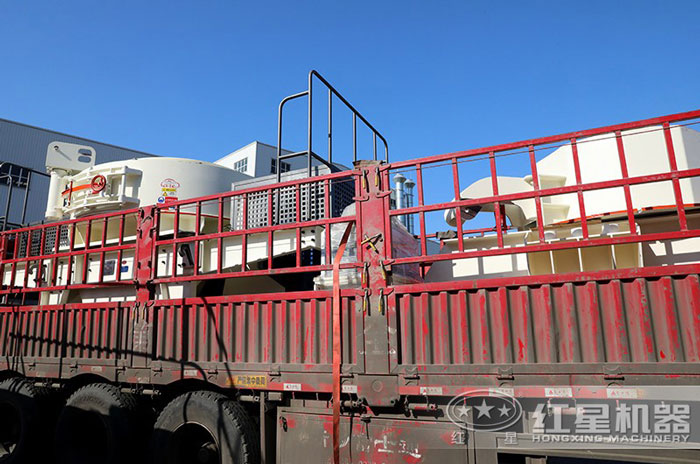 紅星制沙機設(shè)備被分解裝車運走