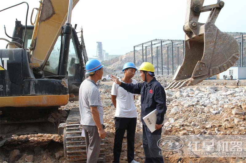 技術(shù)人員在生產(chǎn)現(xiàn)場(chǎng)為用戶安裝、指導(dǎo)作業(yè)中