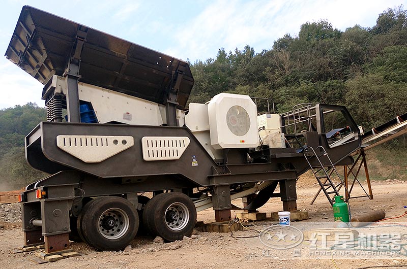 移動顎式破碎機(jī)工作現(xiàn)場 移動顎式破碎機(jī)工作現(xiàn)場