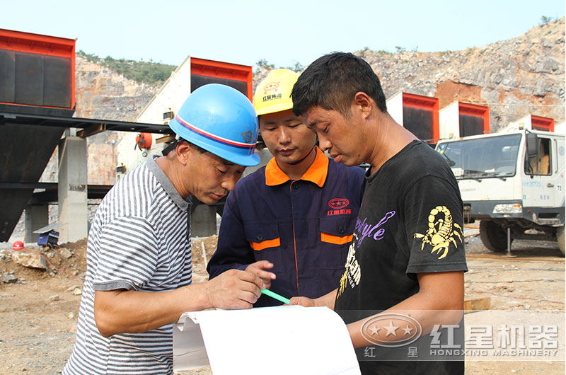 技術(shù)師傅在施工現(xiàn)場(chǎng)指導(dǎo)培訓(xùn)操作人員 技術(shù)師傅在施工現(xiàn)場(chǎng)指導(dǎo)培訓(xùn)操作人員