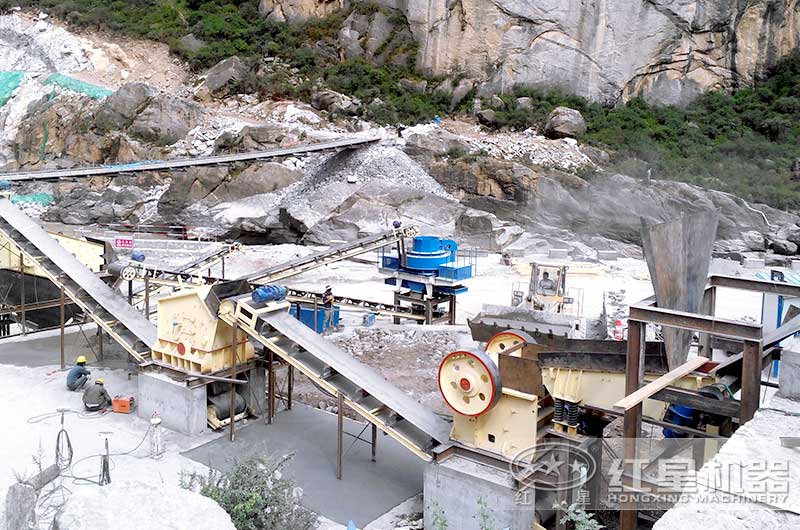 石灰石制沙生產(chǎn)線(xiàn)現(xiàn)場(chǎng)