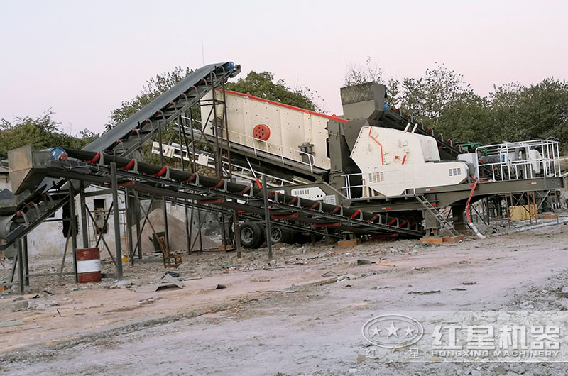 移動式碎石機(jī)生產(chǎn)現(xiàn)場，結(jié)構(gòu)緊湊，占地小