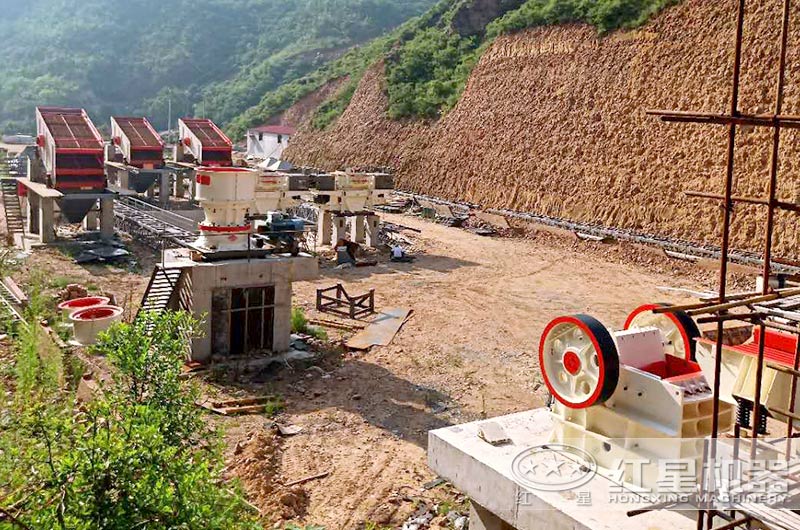 沙廠生產(chǎn)線安裝安裝中，石料粉碎設(shè)備有鄂破、圓錐破和制砂機