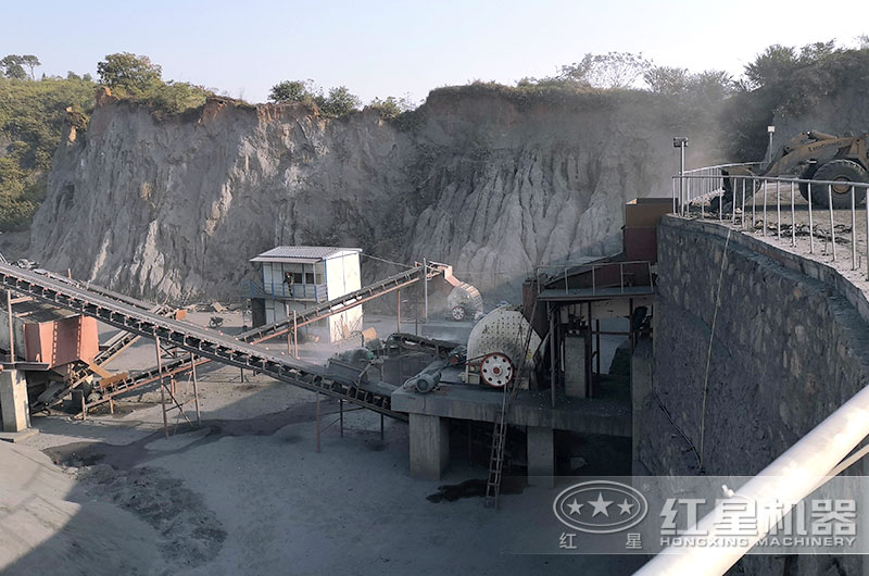 1214重錘破生產(chǎn)現(xiàn)場(chǎng)，破碎煤矸石