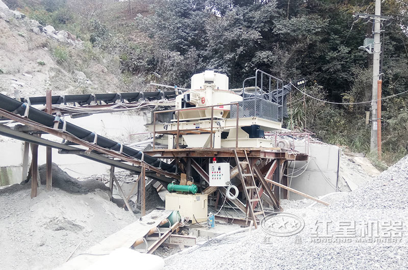 風(fēng)化巖制砂現(xiàn)場(chǎng) 風(fēng)化巖制砂現(xiàn)場(chǎng)