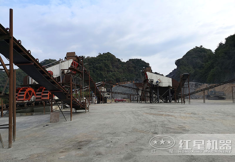 方案三配置現(xiàn)場：破碎機+制砂機+洗砂機，費用80萬以上