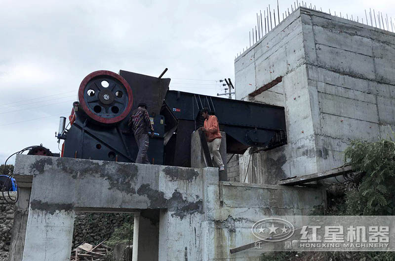 大型鱷式碎石機(jī)設(shè)備不同、型號(hào)不同、報(bào)價(jià)不同