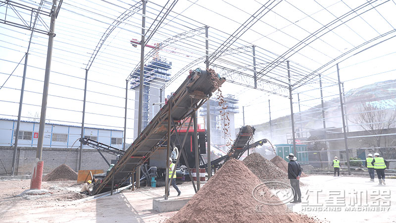 移動(dòng)石子制砂機(jī)拉到現(xiàn)場(chǎng)就地作業(yè)，整機(jī)一體化