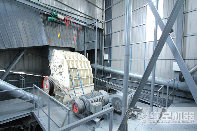 錘式破碎機安裝現(xiàn)場，僅需一臺設(shè)備足以